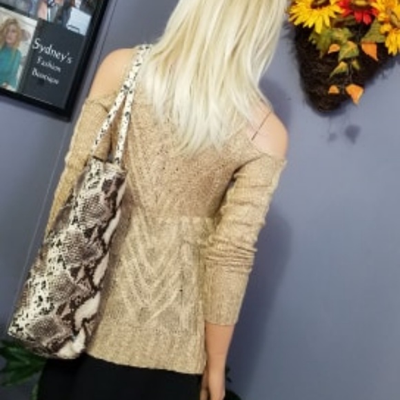 Cold Shoulder Knitted Spring Top - Picture 5 of 7